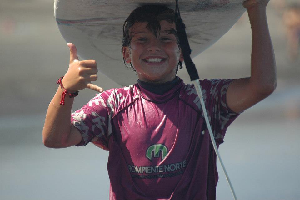 Grego, alumno de los campamentos juveniles de Surf, Rompiente Norte. 