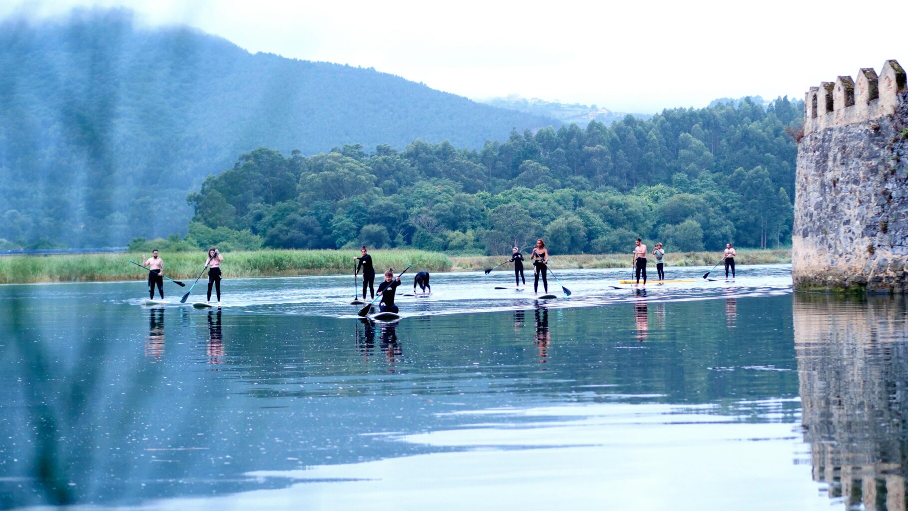 Explora la magia del stand-up paddle frente a un antiguo castillo. Nuestra escuela de SUP te lleva a aventuras únicas en el agua, fusionando historia y naturaleza en cada remada. ¡Descubre la serenidad junto a las murallas!