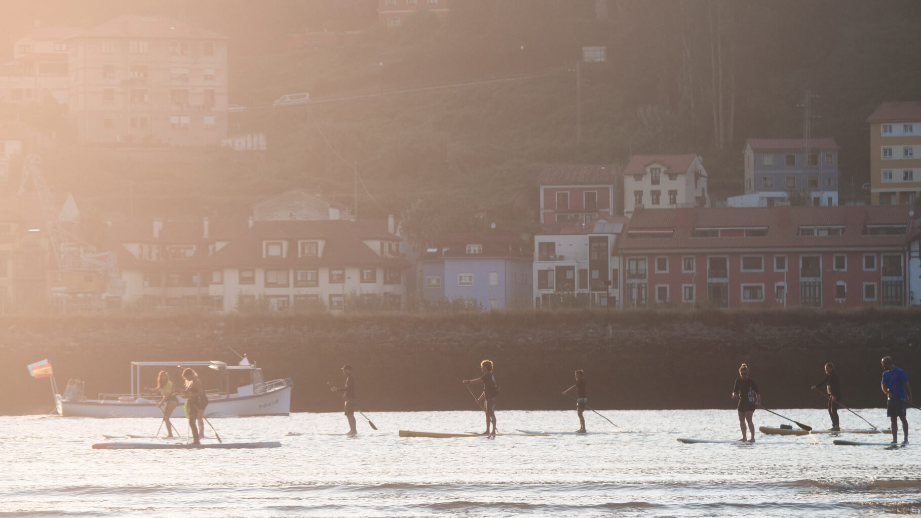 Sumérgete en la belleza del paddleboarding al atardecer. Nuestra escuela de SUP te invita a remar hacia horizontes dorados mientras el sol se despide. Descubre la magia de deslizarte sobre el mar al caer la noche